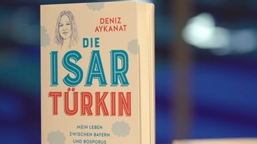 In ihrem Buch "Die Isartürkin" nimmt die deutsch-türkische Autorin Deniz Aykanat auf humorvolle Weise die Eigenheiten beider Seiten ihrer Familie auf die Schippe und begibt sich auf die Suche nach ihrer eigenen Identität. | Bild: BR