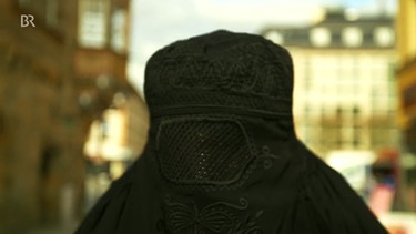 Geschätzte 300 Burkaträgerinnen gibt es in Deutschland bei rund vier Millionen Muslimen in Deutschland | Bild: hr