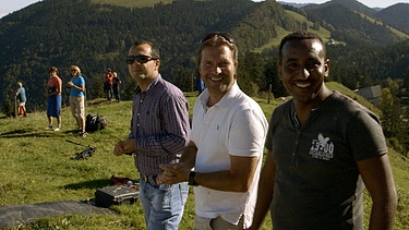 Ghafar, Sepp und Fishatsyon beim Berglauf, Szene aus dem Dokumentarfilm "Das Golddorf" der Regisseurin Carolin Genreith | Bild: BR