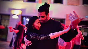 Das interkulturelle Paar Vanessa Vu und Ahmad Katlesh beim Tango-Tanzen | Bild: Bayerischer Rundfunk 2024