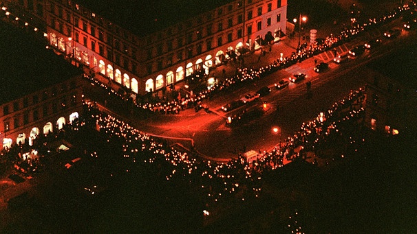 Luftaufnahme der Demonstranten in München am 6.12.1992. | Bild: picture-alliance/dpa