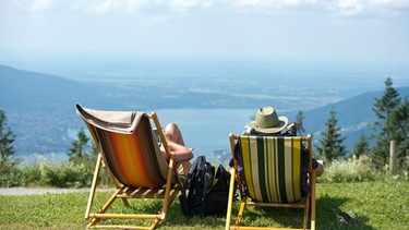 Im Liegestuhl mit Blick auf den Tegernsee | Bild: picture-alliance/dpa