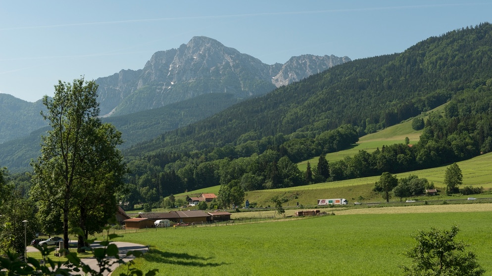 Vom Dorfrand Anger in Oberbayern im Berchtesgadener Land aus Blick über die Berge auf das Hochstaufen Massiv | Bild: BR/Christine Meder
