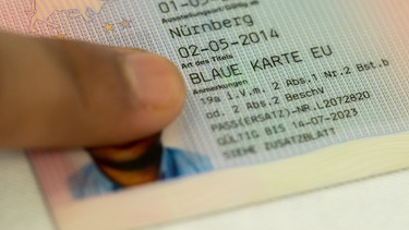 ARCHIV - 05.07.2018, Bayern, Nürnberg: Eine "Blaue Karte" für ausländische Fachkräfte liegt im Bundesamtes für Migration und Flüchtlinge (Bamf) auf einem Tisch. (zu dpa: "Experte begrüßt gesenkte Gehaltsanforderungen für Auslandsfachkräfte ") Foto: Daniel Karmann/dpa +++ dpa-Bildfunk +++ | Bild: dpa-Bildfunk/Daniel Karmann