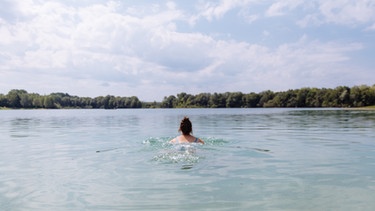 Eine Frau schwimmt im See. | Bild: BR/Sylvia Bentele