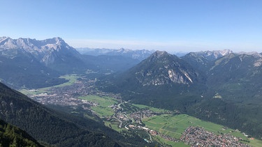 13.06.2020, Hoher Fricken - Blick vom Hohen Fricken (1940 m) im Estergebirge auf die Zugspitze und Garmisch-Partenkirchen. | Bild: BR/Martin Breitkopf