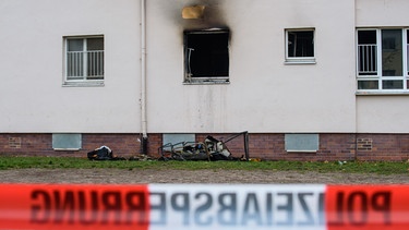 Nach dem Brand in der Bamberger Flüchtlingsunterkunft sieht man Ruß an einem Fenster. | Bild: picture-alliance/dpa