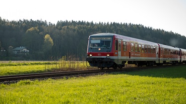 DB-Zug fährt nach Salzburg; | Bild: BR/Christine Meder