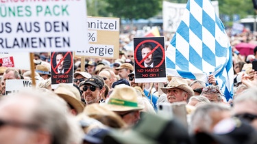 10.06.2023, Bayern, Erding: Teilnehmer halten bei einer Demonstration gegen die Klima-Politik der Ampelregierung unter dem Motto ·Stoppt die Heizungsideologie· Schilder mit den Aufschriften No Habeck - No cry· in die Höhe. Foto: Matthias Balk/dpa +++ dpa-Bildfunk +++ | Bild: dpa-Bildfunk/Matthias Balk
