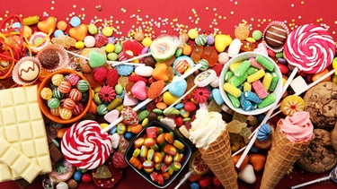 Verschiedene Süßigkeiten: Schokolade, Pralinen, Lollies, Fruchtgummis, Schokokekse und Eiscreme. | Bild: stock.adobe.com/beats_