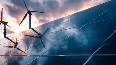 Erneuerbare Energien: Eine Photovoltaikanlage und zwei Windkraftanlagen in einer ländlichen Umgebung. | Bild: stock.adobe.com/PhotoGranary