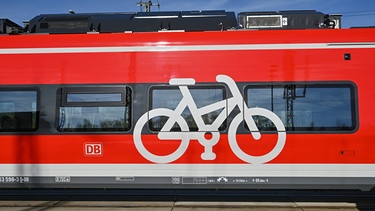 ARCHIV - 08.11.2022, Brandenburg, Cottbus: Ein Symbol in Form eines Fahrrades auf einem Zug der Deutschen Bahn signalisiert, dass Fahrräder mitgenommen werden können. (Zu dpa «Ein-Euro-Radlticket startet am 10. Dezember».) Foto: Patrick Pleul/dpa +++ dpa-Bildfunk +++ | Bild: dpa-Bildfunk/Patrick Pleul