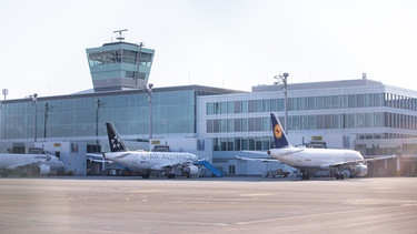 Dauerhaft geparkte Flugzeuge der Fluggesellschaft "Lufthansa" stehen auf dem Vorfeld des Münchner Flughafens. | Bild: BR/Fabian Stoffers