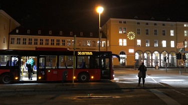 29.09.2020, Regensburg - Bus an Haltestelle vor dem nächtlichen Regensburger Hauptbahnhof. | Bild: BR/Michelle Balzer