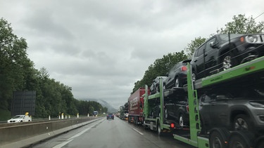 Kilometerlanger Stau auf der A93 mit Rückstau bis zur A8 wegen LKW-Blockabfertigung am Grenzübergang Kiefersfelden von Österreich/Tirol nach Bayern. | Bild: BR/Sylvia Bentele