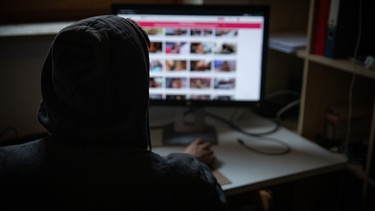 Eine Person konsumiert Pornografie im Internet. | Bild: BR/Johanna Schlüter