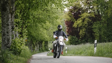 Ein Motorradfahrer auf einer Landstraße. | Bild: BR/Johanna Schlüter