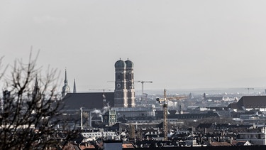 Skyline von München mit Blick auf die Frauenkirche. | Bild: BR/Markus Konvalin