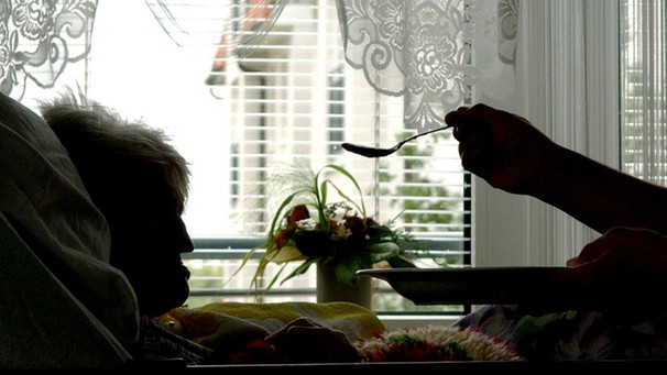 ARCHIV - 14.07.2004, ---: In einem Seniorenzentrum wird eine bettlägerige Heimbewohnerin gefüttert. (zu dpa «Gesundheitsministerium: Diskussion über Pflegereform ab Herbst») Foto: picture alliance / dpa +++ dpa-Bildfunk +++ | Bild: dpa-Bildfunk/Patrick Pleul