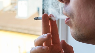 Ein Mann raucht eine Zigarette. | Bild: BR/Johanna Schlüter