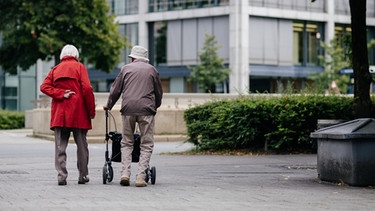 Ein Senioren Ehepaar läuft die Straße entlang. | Bild: BR/Julia Müller