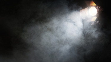 Spotlight im Dunkeln mit Nebel. | Bild: stock.adobe.com/rangizzz