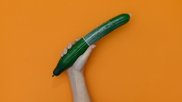 Eine Gurke mit Kondom. | Bild: BR/Leon Baatz