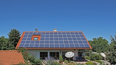 Solarpanels auf dem Dach eines Einfamilienhauses. | Bild: stock.adobe.com/Marina Lohrbach
