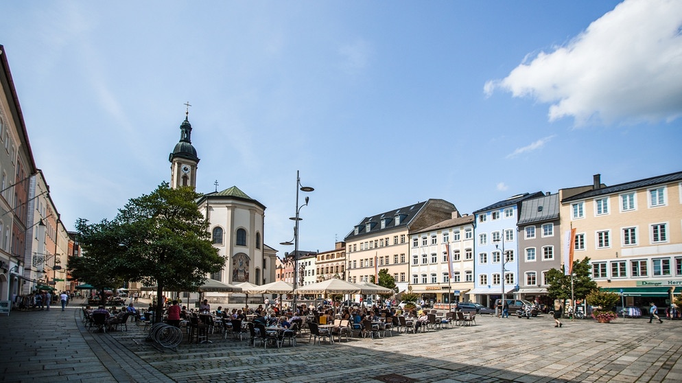 Der Stadtplatz in der Innenstadt von Traunstein. | Bild: BR/Fabian Stoffers