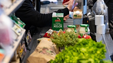 18.01.2023, Bayern, Neubiberg: Lebensmittel liegen in einem Supermarkt an der Kasse auf dem Band. Unter dem Eindruck der hohen Inflation rechnen die Verbraucherverbände mit weiter steigenden Lebensmittelpreisen. Foto: Sven Hoppe/dpa +++ dpa-Bildfunk +++ | Bild: dpa-Bildfunk/Sven Hoppe