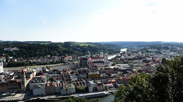 21.08.2021, Bayern, Passau: Blauer Himmel und Sonnenschein ist über der Stadt zwischen Inn und Donau zu sehen, aufgenommen vom Aussichtspunkt Oberhaus. Foto: Felix Hörhager/dpa +++ dpa-Bildfunk +++ | Bild: dpa-Bildfunk/Felix Hörhager