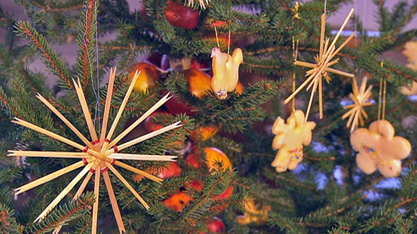 Schmuck am Weihnachtsbaum | Bild: BR