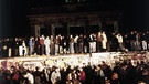 Menschen stehen auf der Berliner Mauer | Bild: dapd