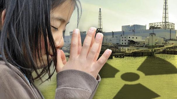 Betendes Mädchen vor der Ruine des Kernkraftwerks Fukushima | Bild: Montage: BR; picture-alliance/dpa