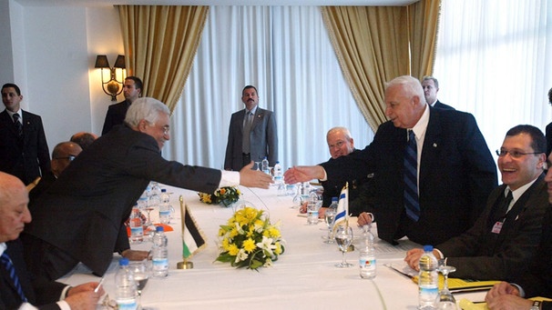 Februar 2005, Nahost-Gipfel im ägyptischen Scharm El-Scheich: Handschlag zwischen Mahmud Abbas und Ariel Scharon | Bild: picture-alliance/dpa