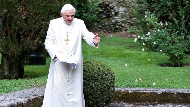 PapstBenedikt XVI. macht in der Sommerresidenz in Castel Gandolfo in Italien einen Spaziergang | Bild: picture-alliance/dpa