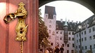 Offene Tür mit verziertem Beschlag und altem Schlüssel. Im Hintergrund der Innenhof der Münchener Residenz  | Bild: picture-alliance/dpa; Motage: BR