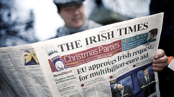 Mann hält eine Irische Zeitung vom 22. November 2010 in der Hand | Bild: picture-alliance/dpa