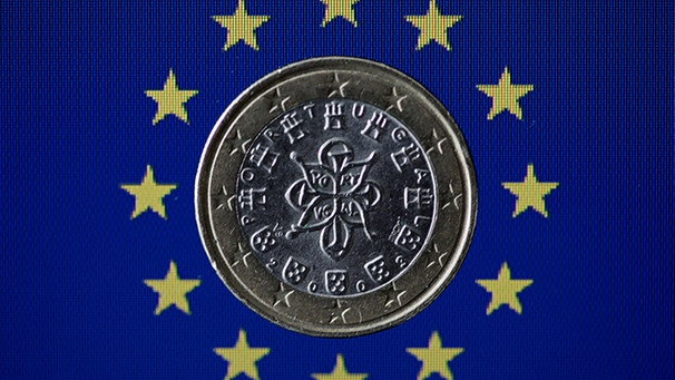 Portugiesische Euromünze vor den Europasternen | Bild: picture-alliance/dpa