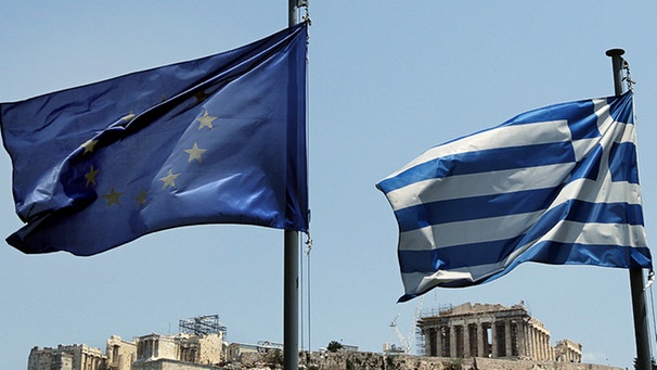 Die europäische und griechische Flagge vor der Akropolis | Bild: picture-alliance/dpa