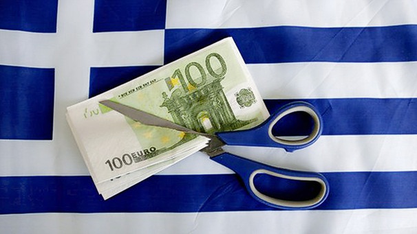 Schere zerschneidet Euroscheine vor der griechischen Fahne | Bild: picture-alliance/dpa