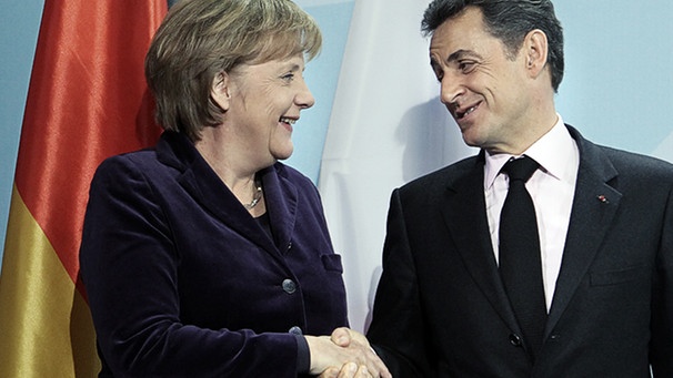 Angela Merkel und Nicolas Sarkozy schütteln Hände | Bild: picture-alliance/dpa