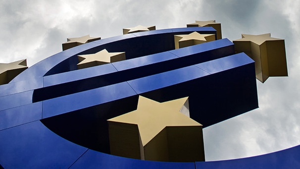 Die Euro-Skulptur in Frankfurt mit bewölktem Himmel | Bild: picture-alliance/dpa