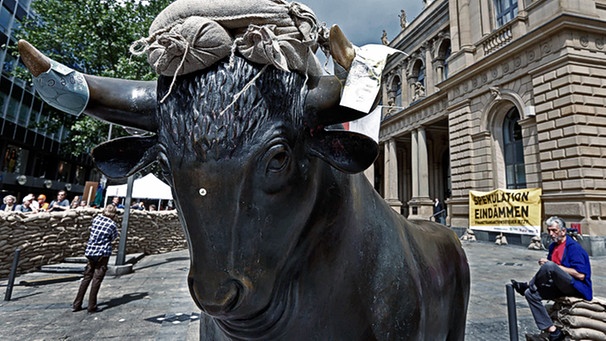 Sandsäcke auf der Bullenskulptur vor der Börse in Frankfurt am Main | Bild: picture-alliance/dpa