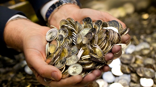 Eine Hald hält Euromünzen | Bild: picture-alliance/dpa