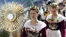Monstranz und Frauen in Tracht bei Fronleichnams-Prozession | Bild: picture-alliance/dpa; BR; Montage: BR