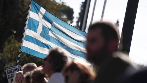 Demonstranten mit griechischer Flagge | Bild: picture-alliance/dpa