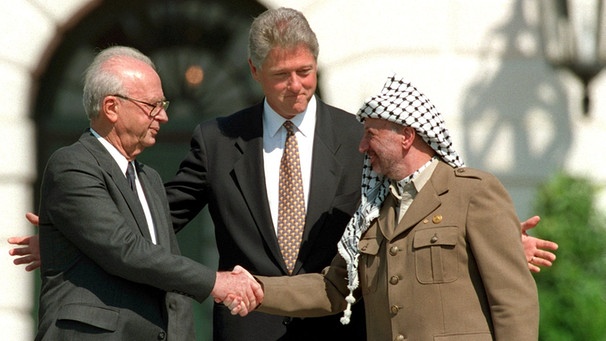 Nahost-Abkommen am 13. September 1993 in Washington: Jitzchak Rabin, Bill Clinton, Jassir Arafat (v.l.n.r.) | Bild: picture-alliance/dpa