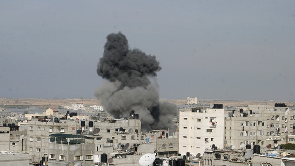 Explosion in Rafah im Gaza-Streifen nach israelischem Luftangriff | Bild: picture-alliance/dpa