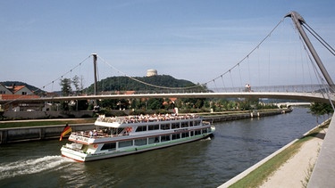 Rhein-Main-Donau-Kanal: Ausflugsschiff bei Kelheim | Bild: picture-alliance/dpa